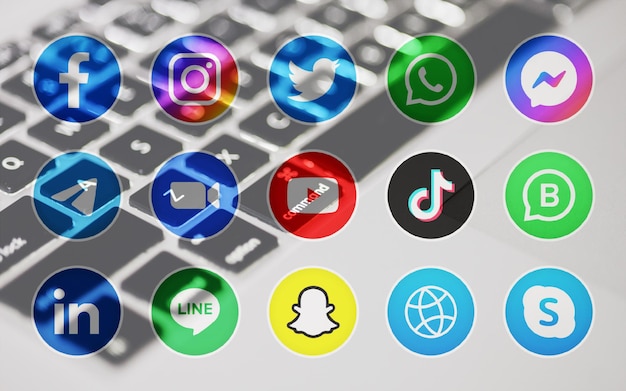 Set aus runden Social-Media-Symbolen mit Linie