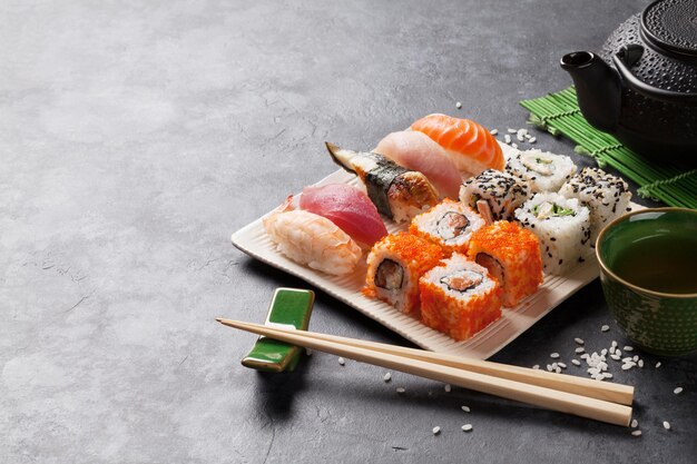 Set aus Sushi-Maki und grünem Tee