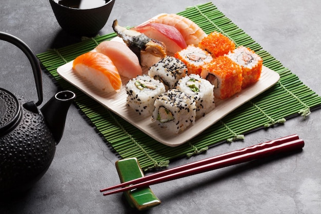 Set aus Sushi-Maki und grünem Tee