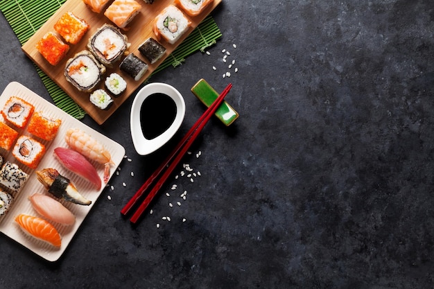 Set aus Sushi und Maki