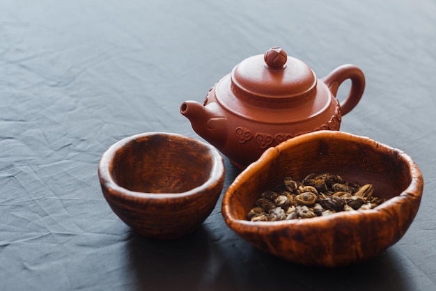 Set aus Teekanne, Chahe und Schüssel ist bereit für die Teezeremonie.