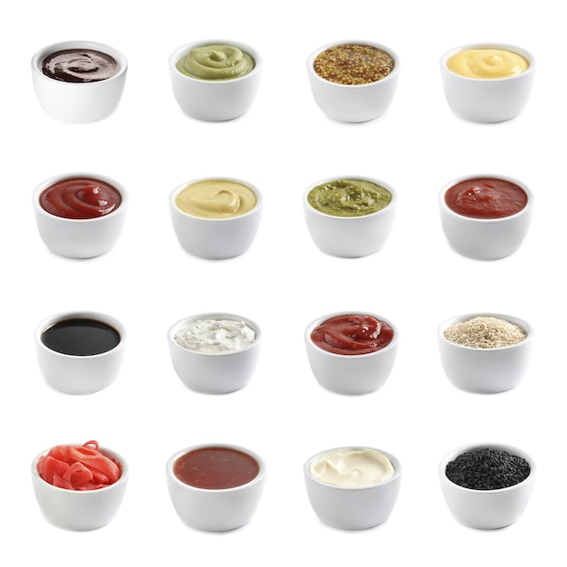 Set aus verschiedenen köstlichen Saucen und Gewürzen auf weißem Hintergrund