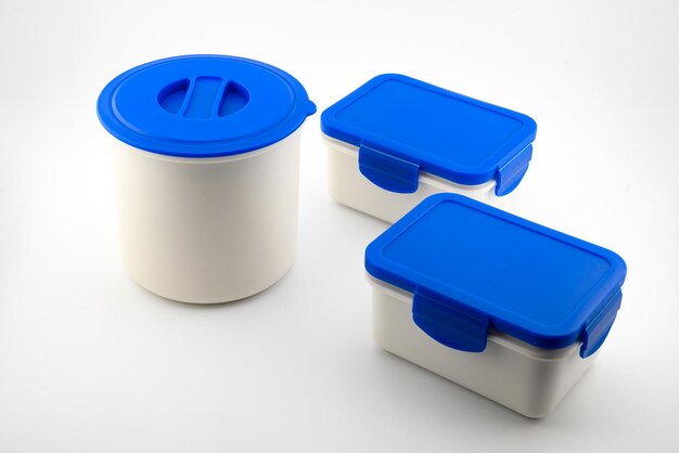 Set aus weißen Plastikbehältern und Lebensmittelthermos mit blauem Deckel für das Mittagessen