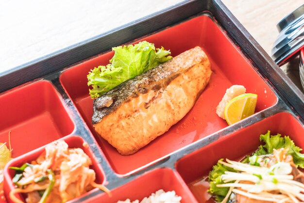 set de bento de salmón a la parrilla