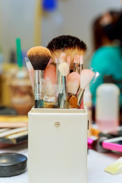 Set de brochas para maquillaje en mesa