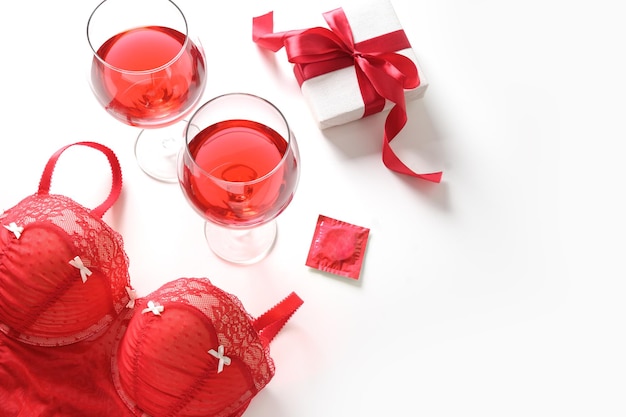 Set para citas románticas y regalo de amor para el día de san valentín, ropa interior de corpiño rojo, vino y condón.