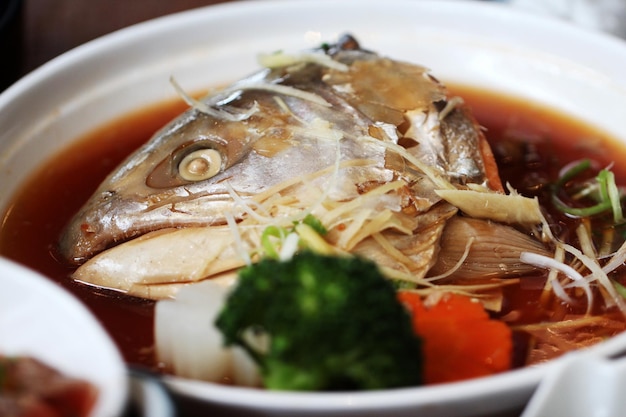 Foto set comida japonesa cabeza de salmón al vapor con salsa de soja