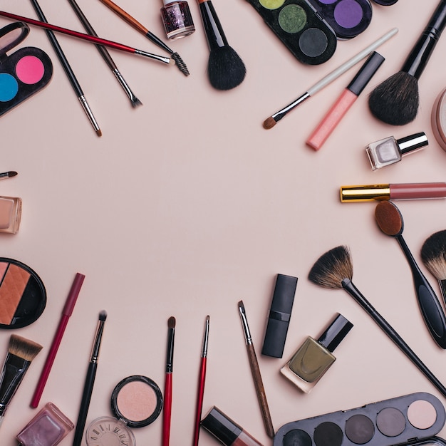 Set de cosméticos de belleza para maquillaje de rostro y ojos femeninos sobre fondo rosa