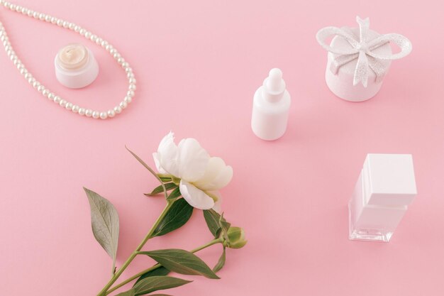 Set de cosméticos para mujer con una flor de peonía