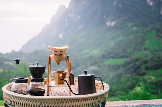 Set de café de gotejamento com vista para a montanha pela manhã