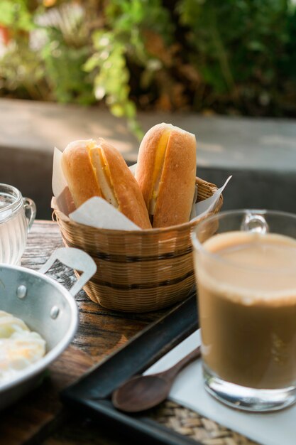 Set de desayuno, pan, cafe y huevo