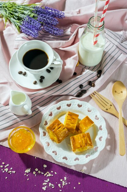 Set de desayuno. Pie con mermelada sobre el disco en la mesa establece el fondo