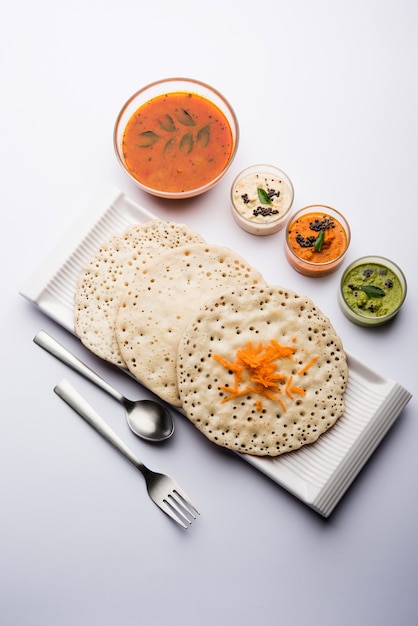 Set Dosa, Oothappam o uttapam style dosa es una comida popular del sur de la India que se sirve con sambar y chutney, enfoque selectivo
