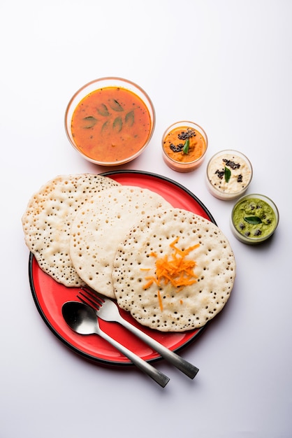 Set Dosa, Oothappam oder Uttapam-Dosa ist ein beliebtes südindisches Essen, das mit Sambar und Chutney serviert wird, selektiver Fokus