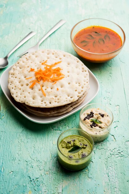 Set Dosa, Oothappam ou uttapam style dosa é uma comida popular do sul da Índia servida com sambar e chutney, com foco seletivo