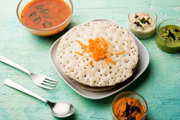 Set Dosa, Oothappam ou uttapam style dosa é uma comida popular do sul da Índia servida com sambar e chutney, com foco seletivo