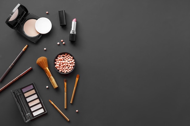 Set für Make-up auf dunkler Draufsicht