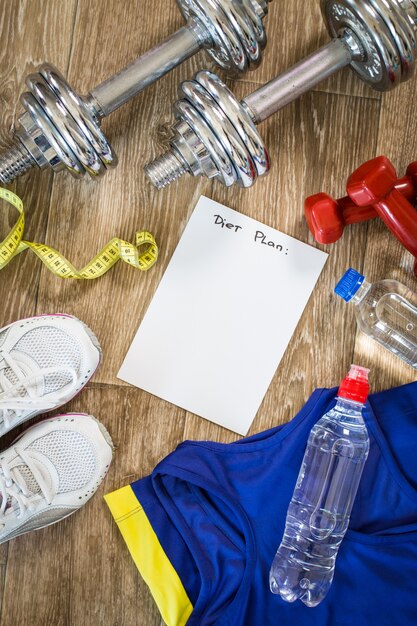 Foto set für sportliche aktivitäten auf fliesenboden.