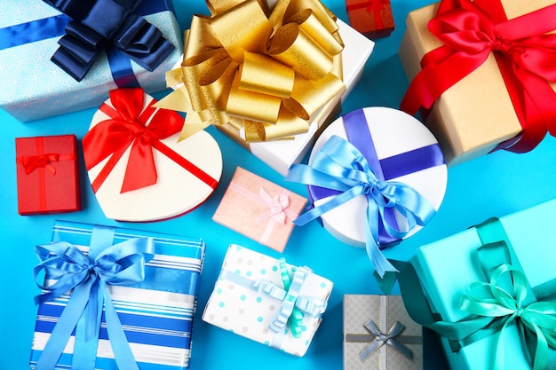 Set Geschenkboxen auf farbigem Hintergrund