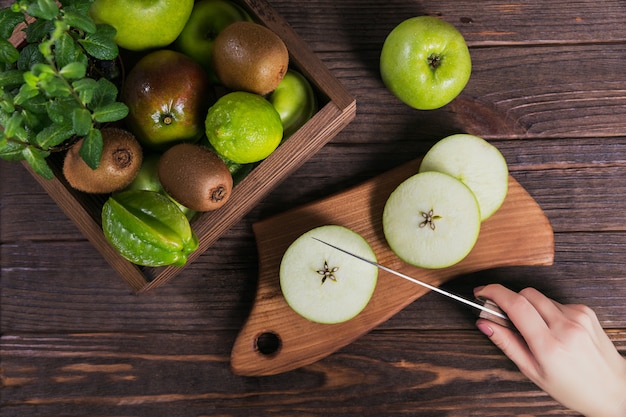 Set grüner Früchte für gesunde Ernährung und Entgiftung: Apfel, Limette, Kiwi, Mango, Carambola und Minze