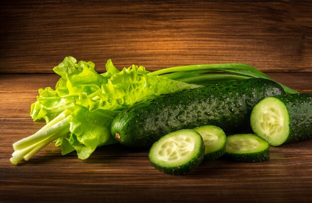 Set para hacer una ensalada de cebollas y pepinos de hierbas frescas