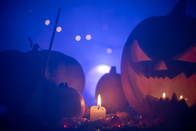 Foto set de halloween con cabeza de calabaza