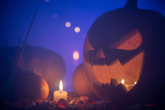 Foto set de halloween con cabeza de calabaza