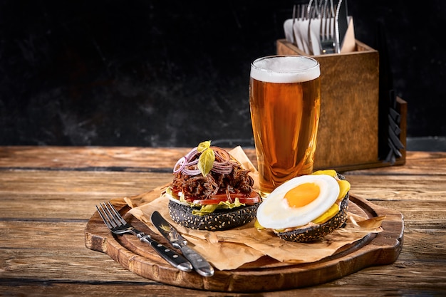 Set Hamburger Bier und Pommes.