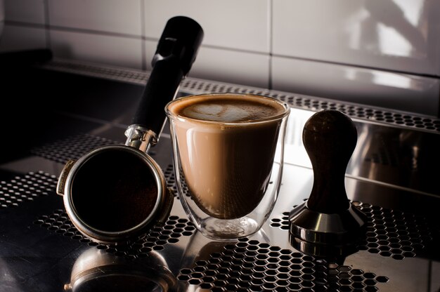 Set Kaffee Tamper und Kaffeetasse auf der Theke