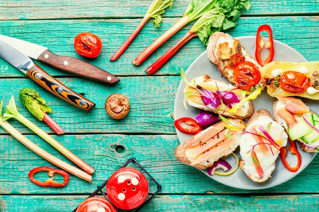 Set köstlicher italienischer Bruschettas mit gegrilltem Gemüse.