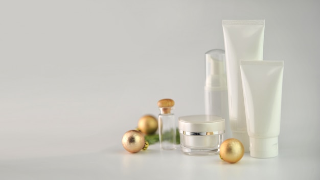 Foto set kosmetische produkte auf weißem hintergrund. mock-up-sammlung für kosmetikpakete