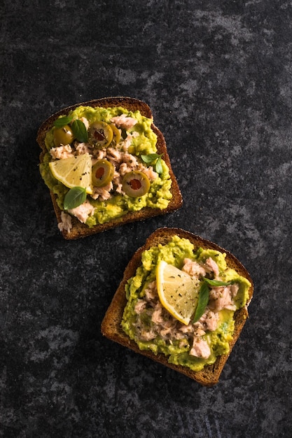 Set Leckere Thunfisch-Toast italienische Bruschetta-Sandwiches mit Thunfisch-Avocado-Oliven aus der Dose Leckeres Frühstück oder Snack Draufsicht
