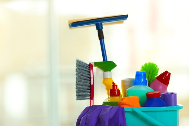 Set de limpieza con productos y herramientas en balde azul.