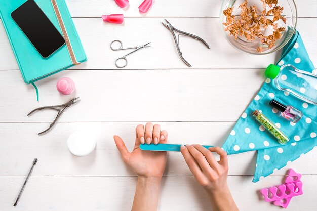 Set de manicura y esmalte de uñas sobre fondo de madera. Vista superior. Copie el espacio. Naturaleza muerta. Cuidado de uñas.