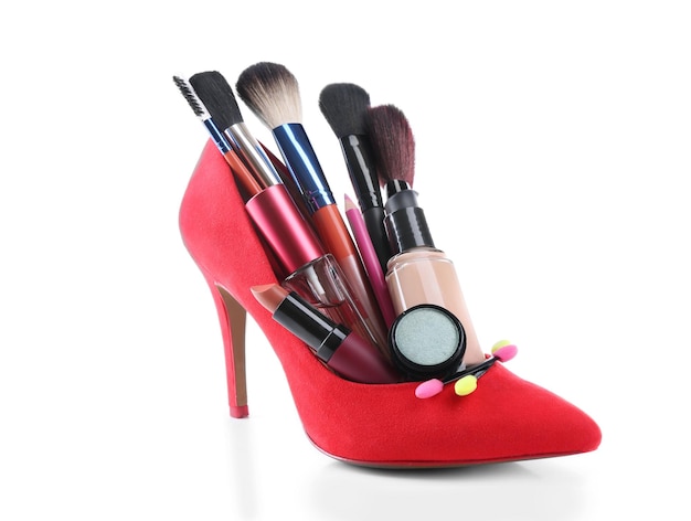 Set de maquillaje con cepillos de zapatos de mujer roja y cosméticos aislados en blanco