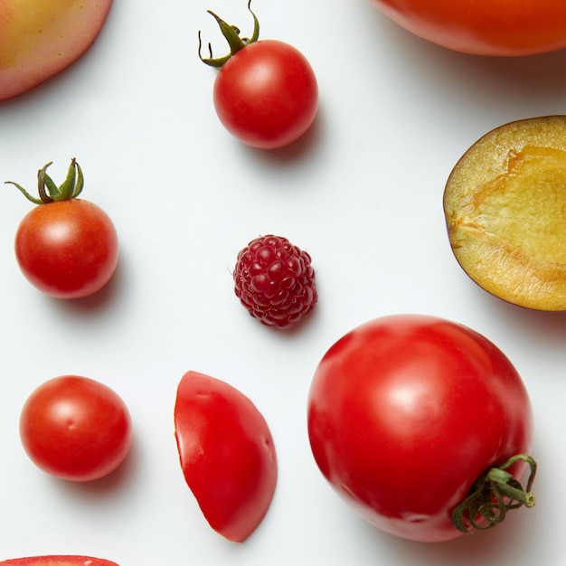Set mit Obst, Beeren und Gemüse auf weißer Oberfläche