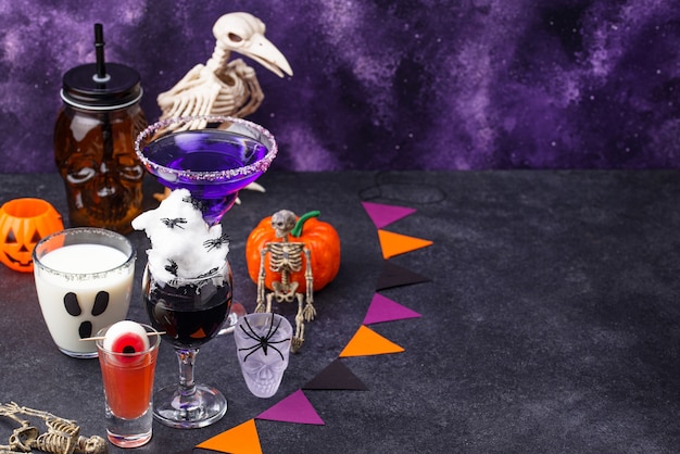 Set mit verschiedenen Halloween-Getränken. Gruselige Cocktails für die Party