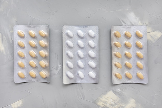 Set mit verschiedenen Tabletten in Blisterpackung. Gesundheitswesen und medizinisches Konzept. Nahaufnahme, weißer Hintergrund