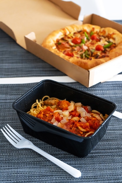 Set Mittagessen, Pizza mit Pasta. Lebensmittellieferservice.