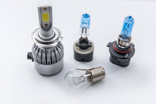 Set moderner Glas-Autolampen zum Austausch defekter Glühbirnen im Scheinwerfer Ihres Autos. Teil der elektrischen Glühbirne des Automobils