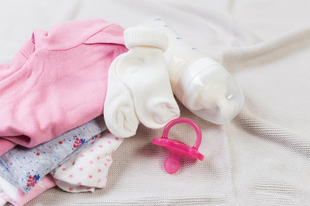 Set modischer trendiger Kleidung und Kindersachen für kleine Babys