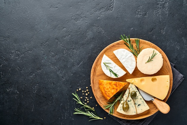 Foto set- oder sortimentskäse. suluguni mit gewürzen, camembert, blauschimmelkäse, ricotta, maasdam, briekäse