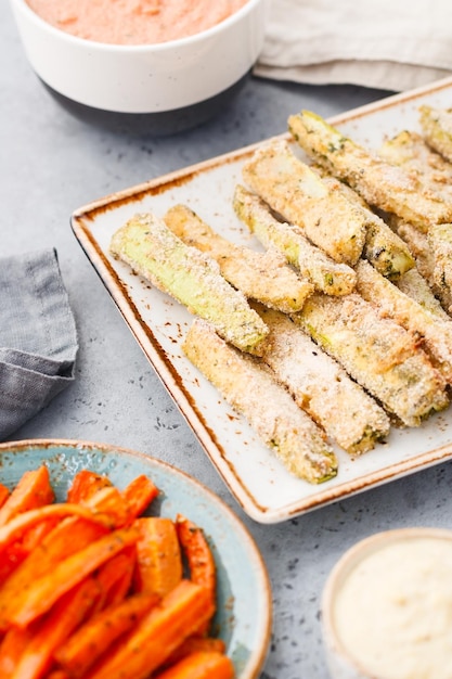 Set de palitos de verduras de temporada al horno con salsa y hummus Comida sana vegetariana