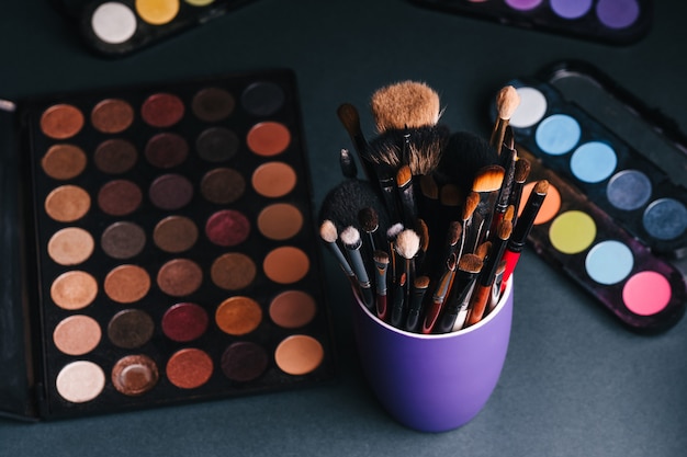 Set de pinceles de maquillaje profesional y cosméticos.