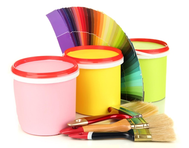 Set para pintar botes de pintura pinceles paleta de colores aislados en blanco