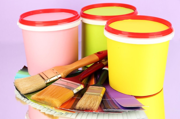 Foto set para pintar botes de pintura pinceles paleta de colores sobre fondo lila