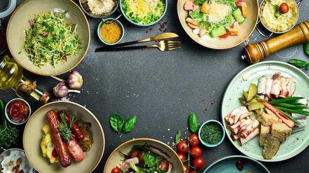 Set de platos de comida en la mesa En un fondo de piedra oscura espacio libre para el texto