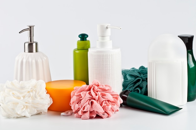 Set de productos cosméticos de baño y esponjas.