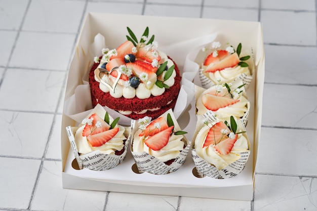 Set de regalo de postres pastel de bento de terciopelo rojo y cupcakes de terciopelo rojo con fresas