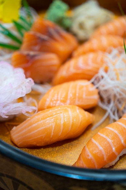 Set de salmón Sashimi, pescado crudo, comida japonesa. (Enfoque selectivo)